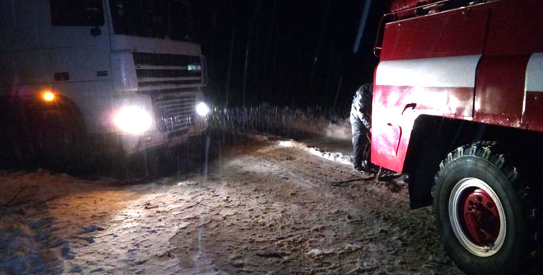 Весняний сніг зупиняє рух на дорогах Рівненщини